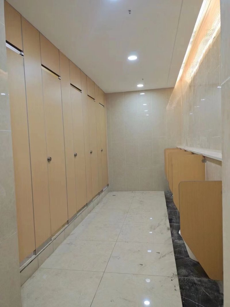 公共卫生间隔断板:改变你对小空间利用的看法
