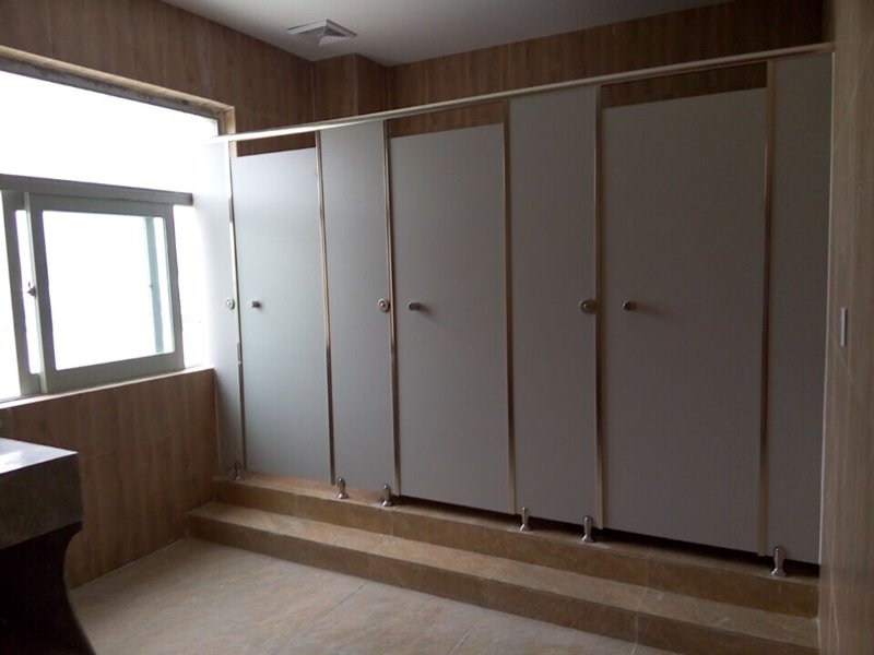 卫生间隔断板:简约风格与实用功能的完美结合